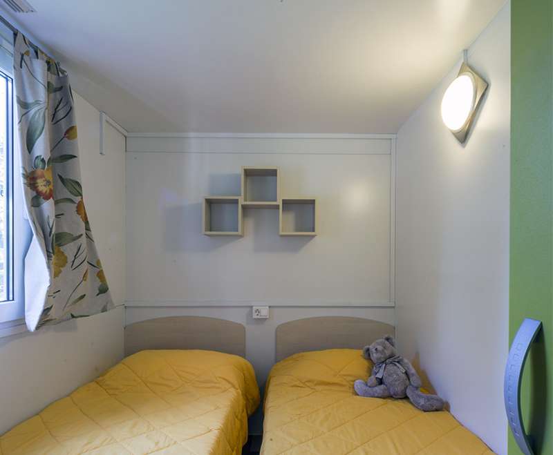 camping-mit-hund-fornella-gardasee-mobilheim-adria-home-innenbereich-schlafbereich-mit-zwei-einzelbetten