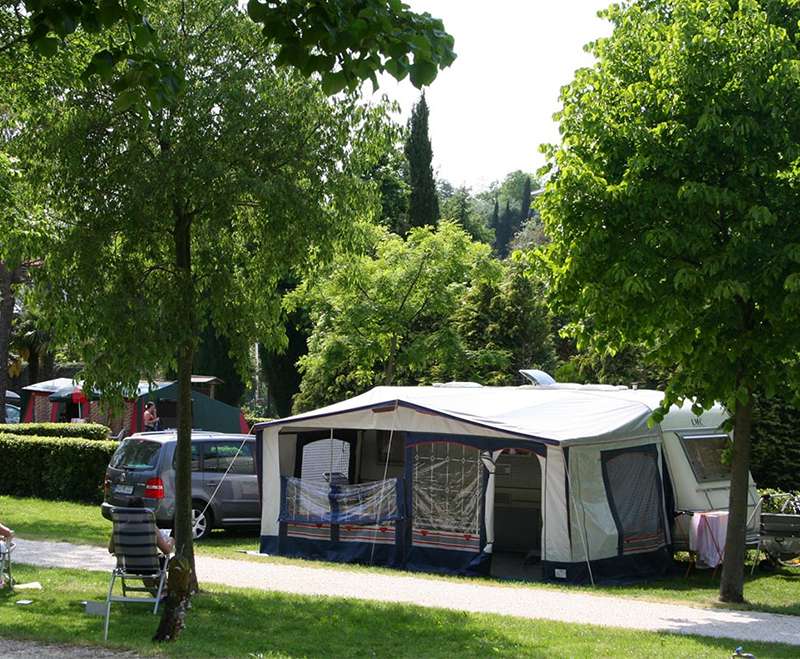 camping-mit-hund-fornella-gardasee-komfort-stellplatz-wohnwagen-mit-vorzelt