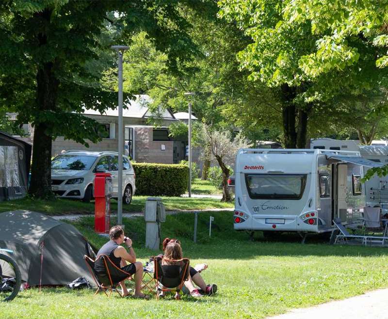 camping-mit-hund-fornella-gardasee-komfort-stellplatz-zelt-mit-leute