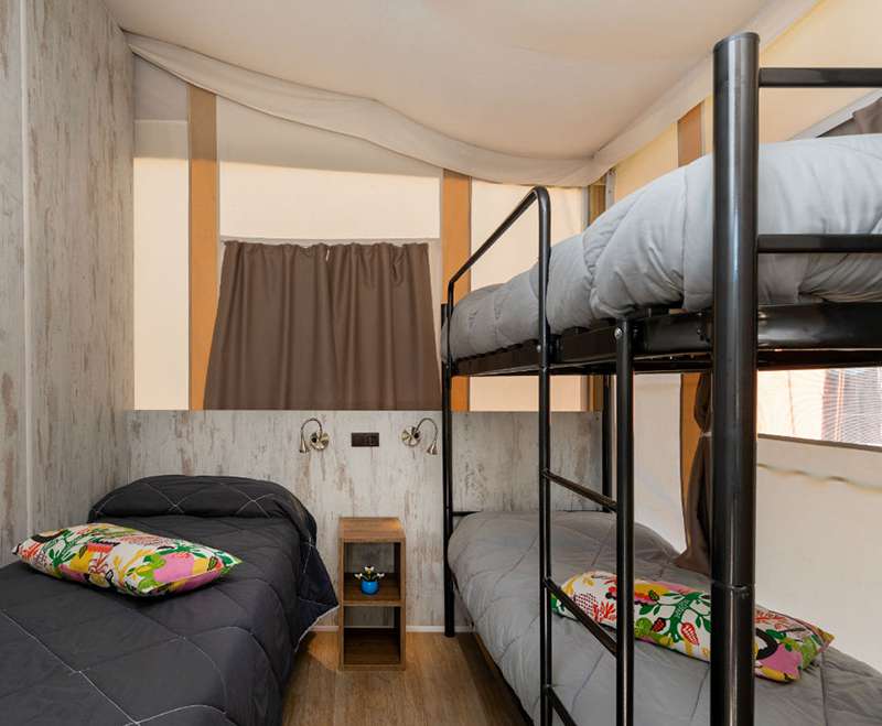 camping-mit-hund-fornella-gardasee-safari-lodge-tent-lux-schlafbereich-mit-hochbett-und-einzelbett