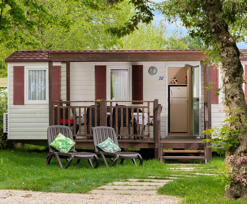 camping-mit-hund-fornella-gardasee-mobilheim-middle-land-aussenbereich-veranda