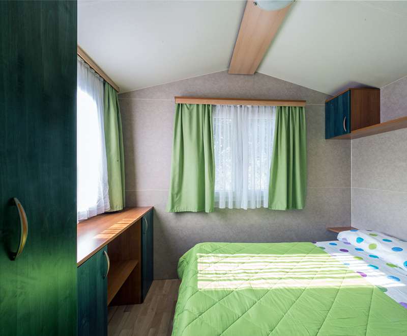 camping-mit-hund-fornella-gardasee-mobilheim-middle-land-schlafzimmer