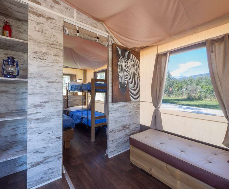 camping-mit-hund-fornella-gardasee-safari-lodge-tent-innenbereich-mit-blick-auf-hochbetten