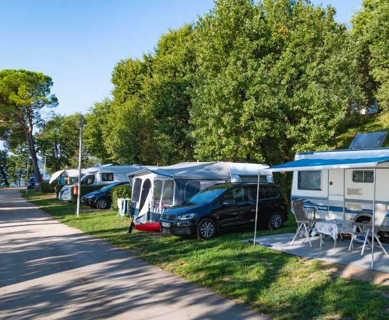 camping-mit-hund-fornella-gardasee-zweite-seereihe-wohnwagen