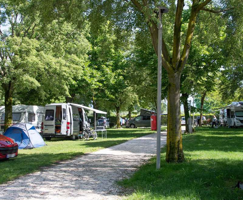camping-mit-hund-fornella-gardasee-standard-stellplatz-im-gruenen