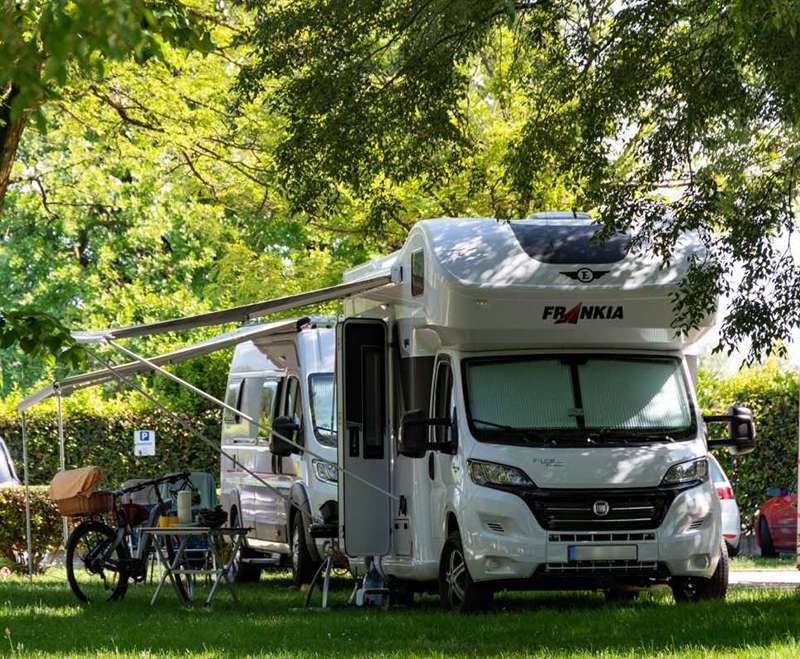 camping-mit-hund-fornella-gardasee-standard-stellplatz-wohnmobil-im-schatten