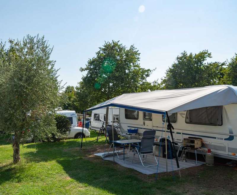 camping-mit-hund-fornella-gardasee-super-stellplatz-wohnwagen-mit-markise-sonnig