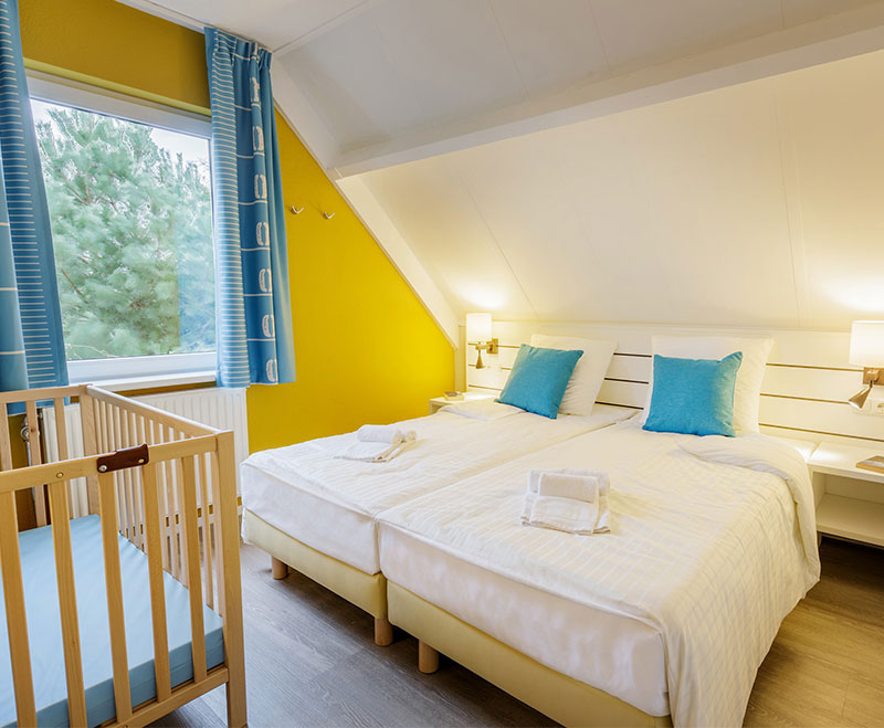 urlaub-mit-hund-center-parcs-nordseekueste-deutschland-premium-l-4-personen-schlafzimmer-babybett