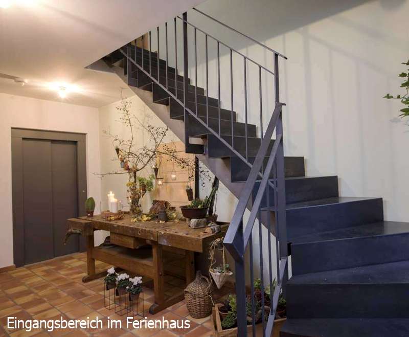 urlaub-mit-hund-ferienhaus-mit-appartements-in-dornstetten-im-schwarzwald-eingangsbereich-mit-treppe