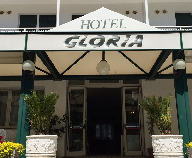 urlaub-mit-hund-hotel-gloria-lignano-eingang