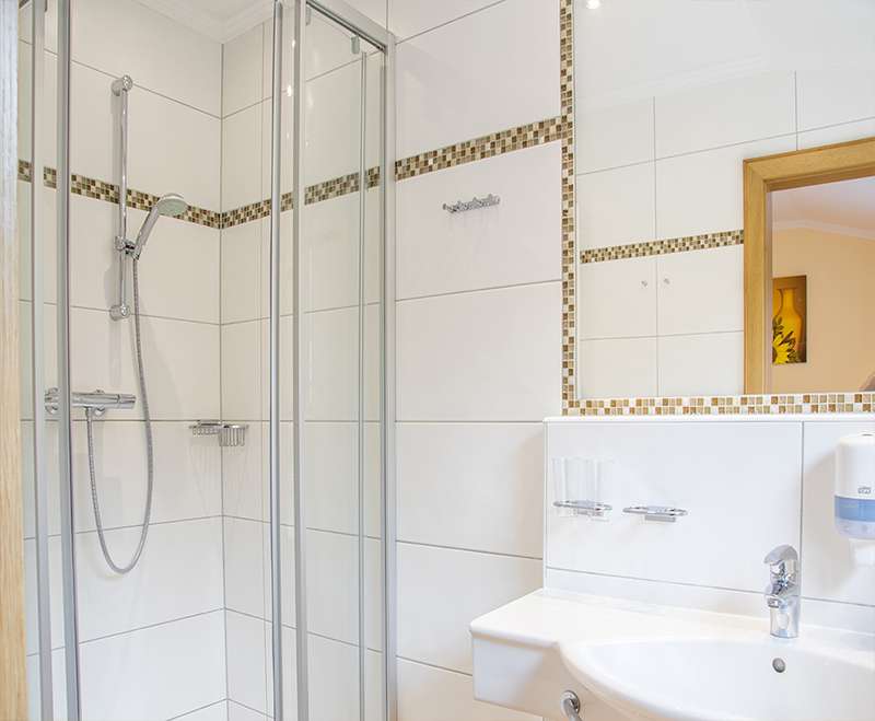 urlaub-mit-hund-hotel-gell-tweng-komfort-doppelzimmer-badezimmer